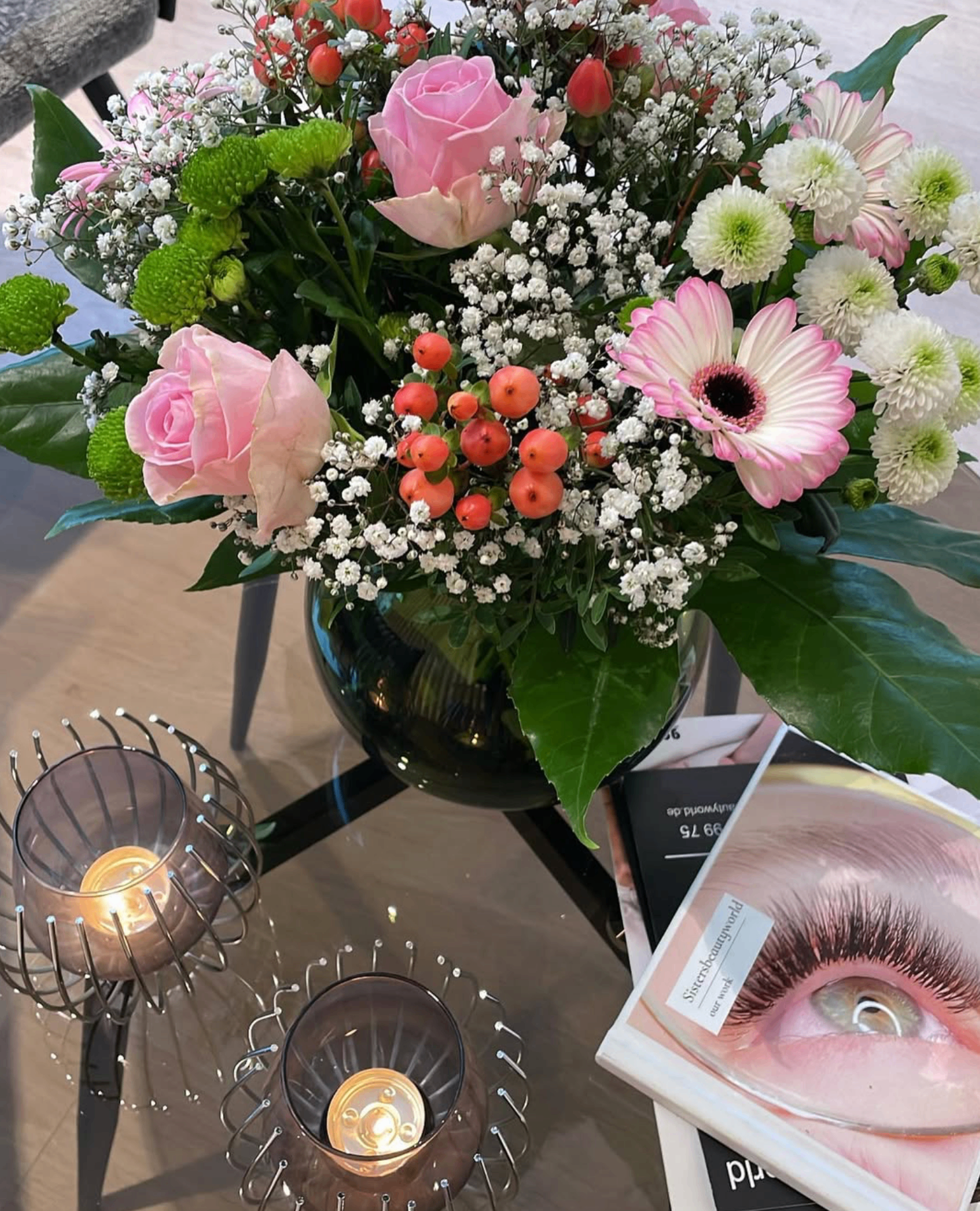 Blumenstrauß und Kerzen im Studio